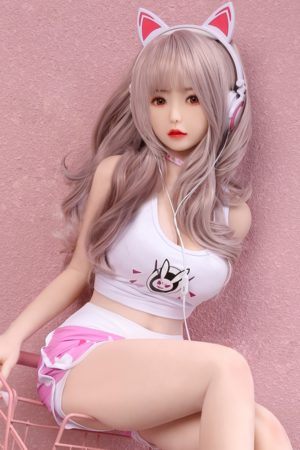 可愛いラブドール愛璃 130cm、白いヘッドセットとイヤホン、白いタンクトップ、ピンクのショートパンツ、音楽好きの女の子.