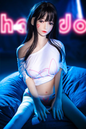 138cmラブドール榛香、黒髪、ゲーム風メイク、白オフショルT、ウサギ柄パンツ、青クッション、ネオンピンク**「hanidoll」ロゴ**