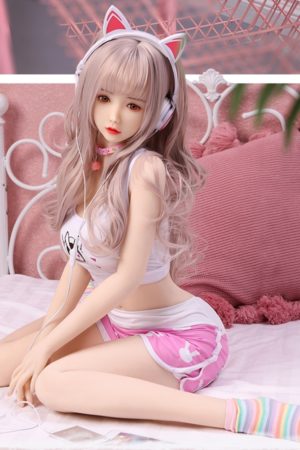 130cmラブドール愛璃、白いヘッドセットとイヤホン、白いタンクトップ、ピンクショートパンツ、音楽好きを表現.