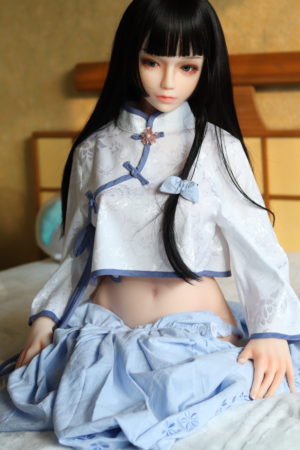 125cm TPEラブドール「佳代」、白地に青い花柄チャイナトップスと水色スカート着用。黒髪ロング、緑の瞳。製品外観と衣装ディテール。.