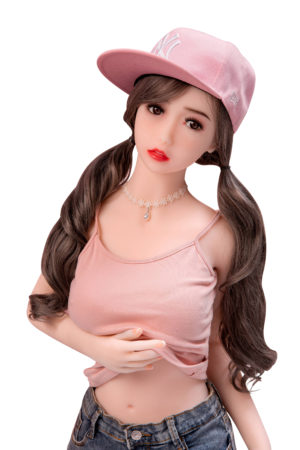 リアル ラブドール 里菜 148cm ピンクのタンクトップとデニムショートパンツ、ツインテール、ピンクのキャップ、チョーカー、パールネックレス着用.