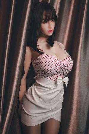 順子158cmリアルドール:赤白水玉トップスと白ミニスカート着用、黒髪ボブ、光沢のある茶色カーテン背景.