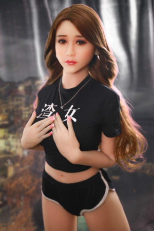 美人リアルドール玲奈、黒のクロップトップと黒のショートパンツ着用。製品紹介ページ。.