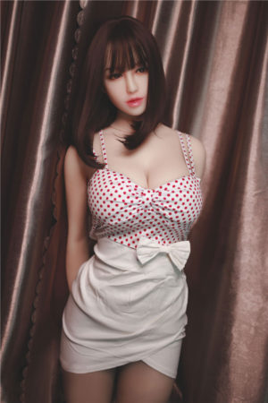 順子158cmリアルドール:赤白水玉トップスと白ミニスカート着用、黒髪ボブ、光沢のある茶色カーテン背景.