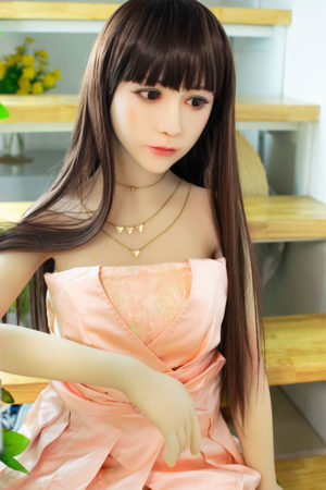 148cmのリアルドール廣子:ベビーピンクの着物風ドレス、リアルなTPE製肌、ロングヘア、ナチュラルメイク。製品外観展示用。.